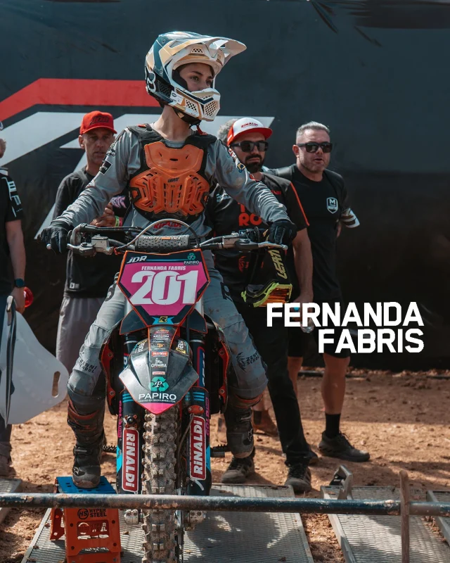@fernandafabris201  representa a intensidade, a dedicação e a constância que fazem parte do esporte.

Entre treinos, provas e evolução contínua, cada detalhe contribui para a construção de resultados dentro da pista.

#dropmud #motocros #enduro #freestyle #fernandafabris
